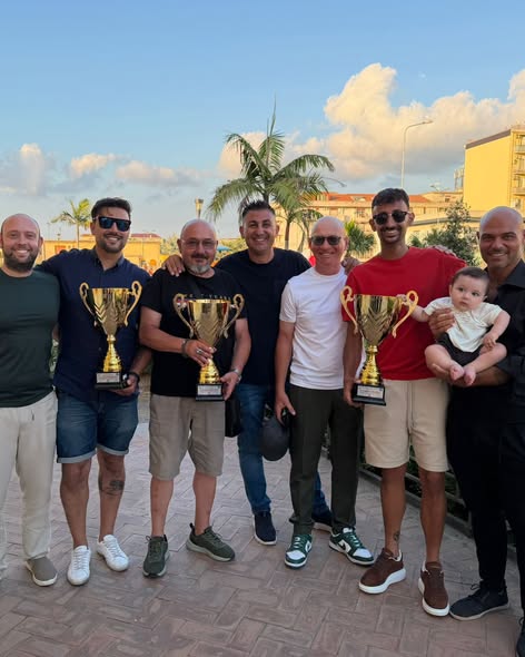 I dirigenti dell’Atletico Barcellona Futsal con i trofei ricevuti al Parco Urbano
